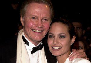 Jon Voight a Angelina Jolie možná mají příbuzné na Slovensku.