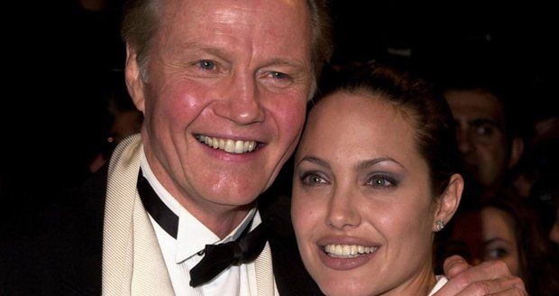 Jon Voight a Angelina Jolie možná mají příbuzné na Slovensku.