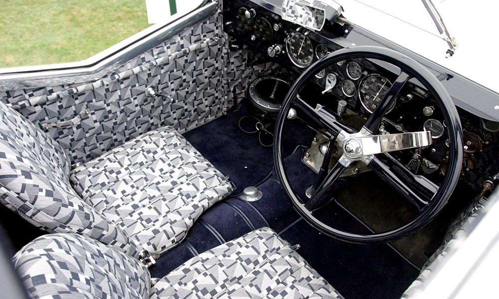 Kupé Aérosport mělo hranatou palubní desku se spoustou ručkových přístrojů a čtyřramenný volant velkého průměru.