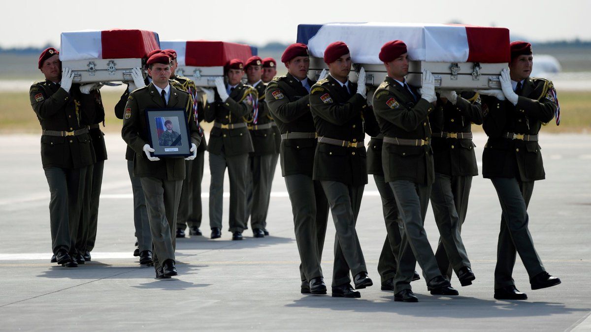 Vojenský speciál s ostatky tří českých vojáků, kteří zahynuli v neděli při sebevražedném útoku v Afghánistánu, přiletěl 8. srpna 2018 na pražské Letiště Václava Havla