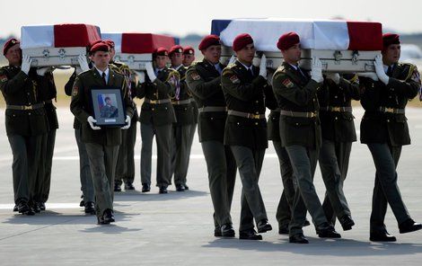 Vojenský speciál s ostatky tří českých vojáků, kteří zahynuli v neděli při sebevražedném útoku v Afghánistánu, přiletěl 8. srpna 2018 na pražské Letiště Václava Havla