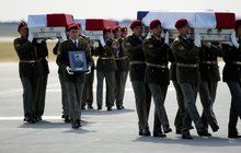 Vojáci zabití v Afghánistánu jsou zpátky doma:  Tři rakve a moře slz