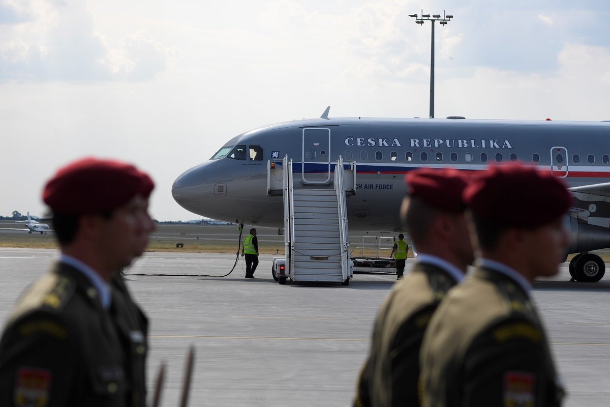 Vojenský speciál s ostatky tří českých vojáků přistál 8. srpna 2018 na pražském Letišti Václava Havla.