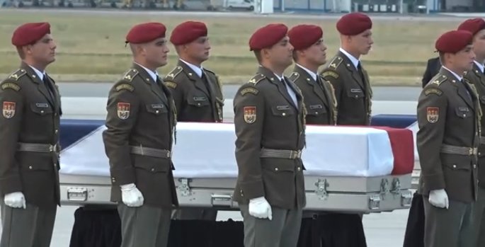 Ostatky tří českých vojáků padlých v Afghánistánu dorazily do Česka (8. 8. 2018)
