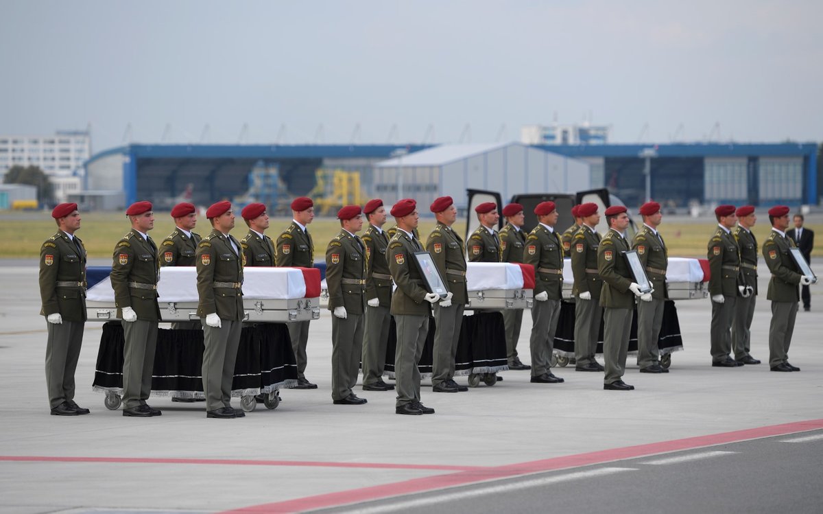 Vojenský speciál s ostatky tří českých vojáků, kteří zahynuli v neděli při sebevražedném útoku v Afghánistánu, přiletěl 8. srpna 2018 na pražské Letiště Václava Havla