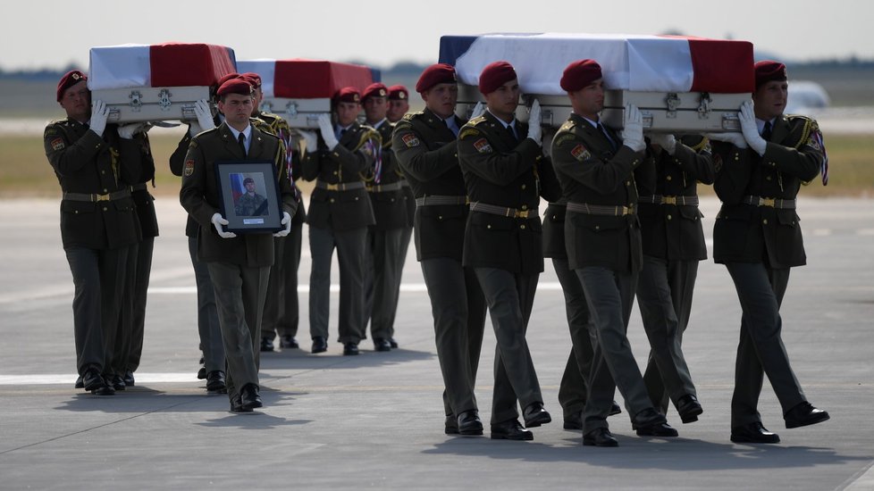 Vojenský speciál s ostatky tří českých vojáků, kteří zahynuli v neděli při sebevražedném útoku v Afghánistánu, přiletěl 8. srpna 2018 na pražské Letiště Václava Havla