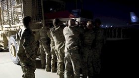 Vojáci se v Afghánistánu se rozloučili s Tomášem Procházkou. (24.10.2018)