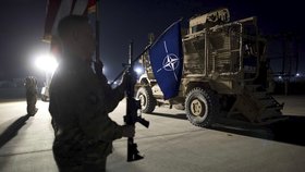 Vojáci se v Afghánistánu se rozloučili s Tomášem Procházkou. (24.10.2018)