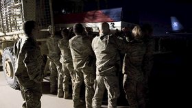 Vojáci se v Afghánistánu se rozloučili s Tomášem Procházkou (24.10.2018)