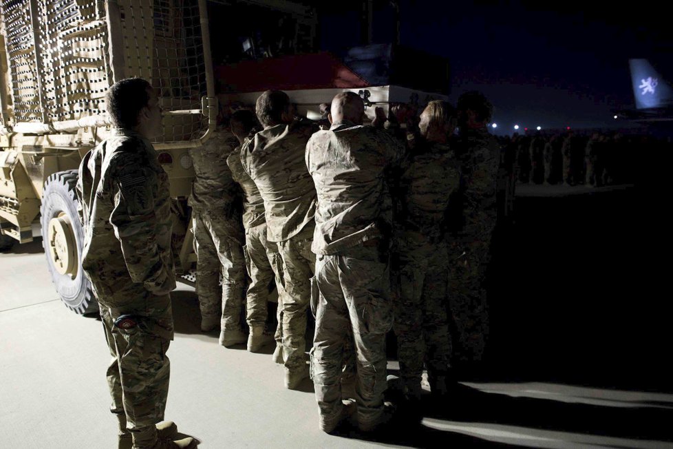 Vojáci se v Afghánistánu rozloučili s Tomášem Procházkou (24. 10. 2018).