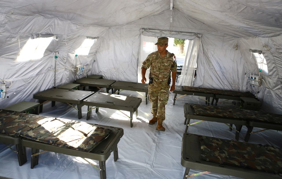 O pacienty nakažené koronavirem se ve vojenské nemocnici na okraji Buenos Aires budou starat i vojáci. (24. 3. 2020)