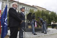 Český generál: Krize se musí řešit daleko od našeho domova. Vojáci za to dostali medaile