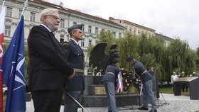 Místopředseda senátu Jiří Oberfalzer z ODS (vlevo) při pietní vzpomínce, která se konala 14. srpna 2019 u pomníku letců RAF v Praze v den výročí, kdy se českoslovenští letci vrátili z Británie zpět do Prahy v roce 1945.