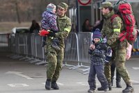 Slovenští vojáci na hranicích Ukrajiny dovádí s dětmi: Video má už milion zhlédnutí!