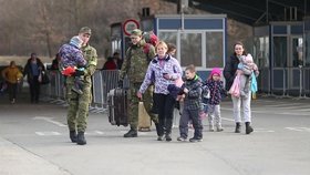 Slovenští vojáci na hranicích s malými dětmi