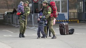 Slovenští vojáci na hranicích s malými dětmi