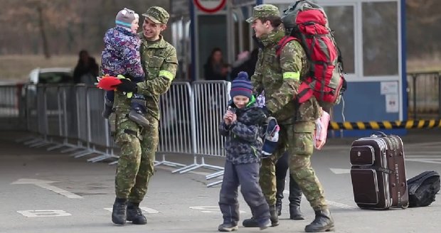 Slovenští vojáci na hranicích Ukrajiny dovádí s dětmi: Video má už milion zhlédnutí!