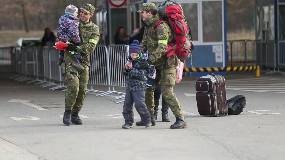 Slovenští vojáci na hranicích s malými dětmi
