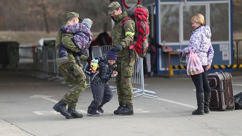 Slovenští vojáci na hranicích s malými dětmi