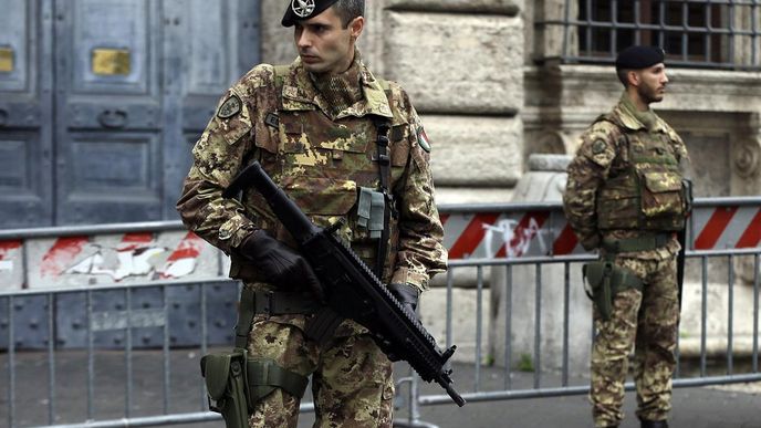 Vojáci hlídají francouzskou ambasádu v Římě