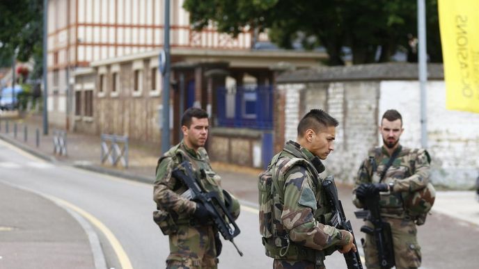 Vojáci hlídají místo útoku ve francouzském Saint-Étienne du Rouvray