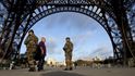 Vojáci hlídkují pod Eiffelovou věží
