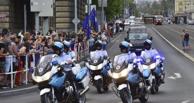 Potlesk na rozloučenou: Přes 200 lidí se sešlo u Kulaťáku, aby uctili vojáky padlé v Afghánistánu