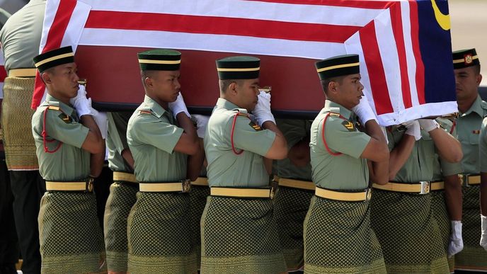 Vojáci malajsijské armády s ostatky obětí letu MH17