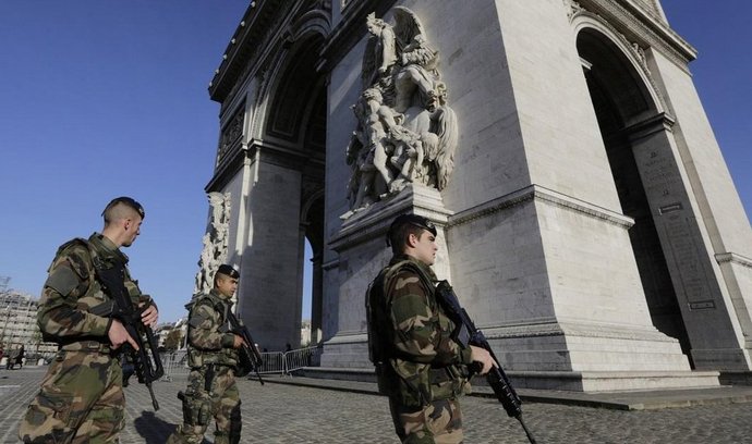 Vojáci po útocích hlídkují v Paříži
