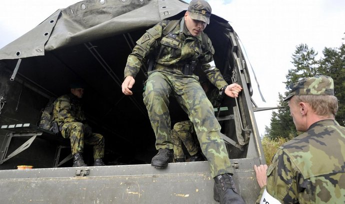 Vojáci při ostraze areálu vybuchlého muničního skladu ve Vrběticích na Zlínsku