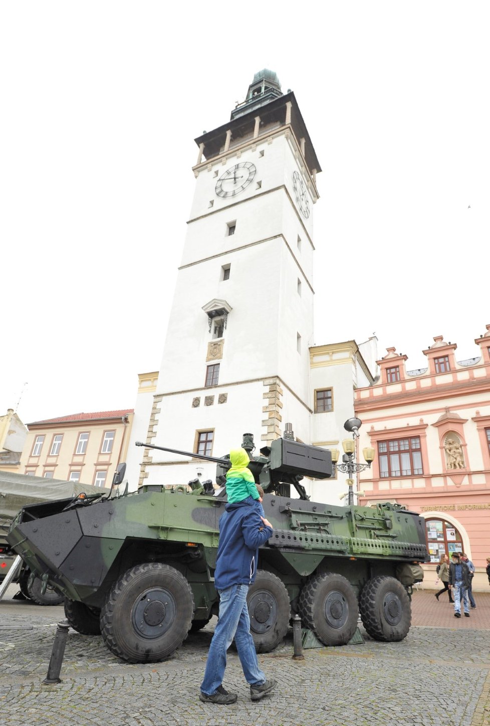Ukázky armádních obrněných vozidel byly 27. října součástí slavnostní vojenské přísahy ve Vyškově. Na snímku je vozidlo Pandur.