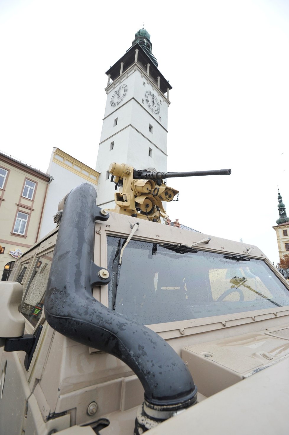 Ukázky armádních obrněných vozidel byly 27. října součástí slavnostní vojenské přísahy ve Vyškově. Na snímku je kulomet na střeše lehkého obrněného vozidla Iveco.