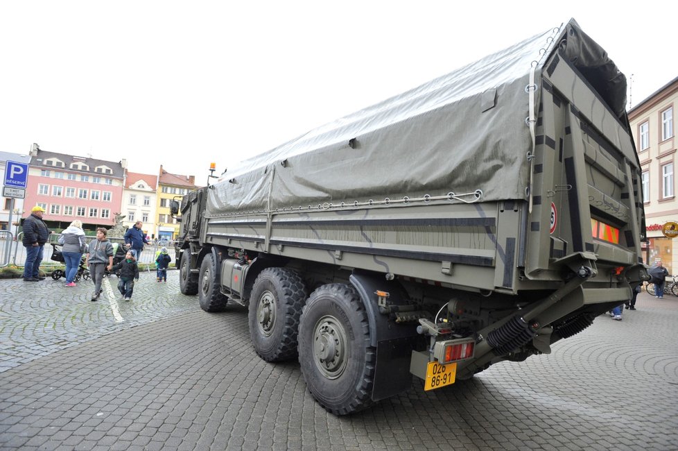 Ukázky armádních obrněných vozidel byly 27. října součástí slavnostní vojenské přísahy ve Vyškově. Na snímku je nákladní terénní vozidlo Tatra 810 Pram.