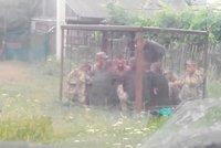 „Záchytka“ ukrajinské armády. Opilé vojáky nacpali do klece