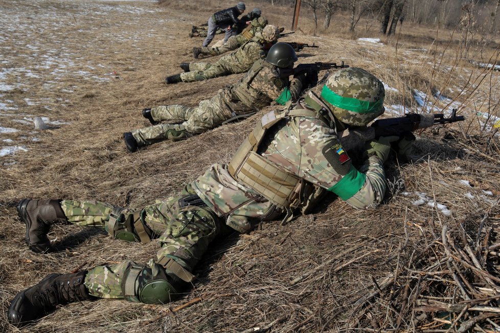 Ukrajinští vojáci ve výslužbě cvičí mladší vojáky v boji (10. 2. 2023)