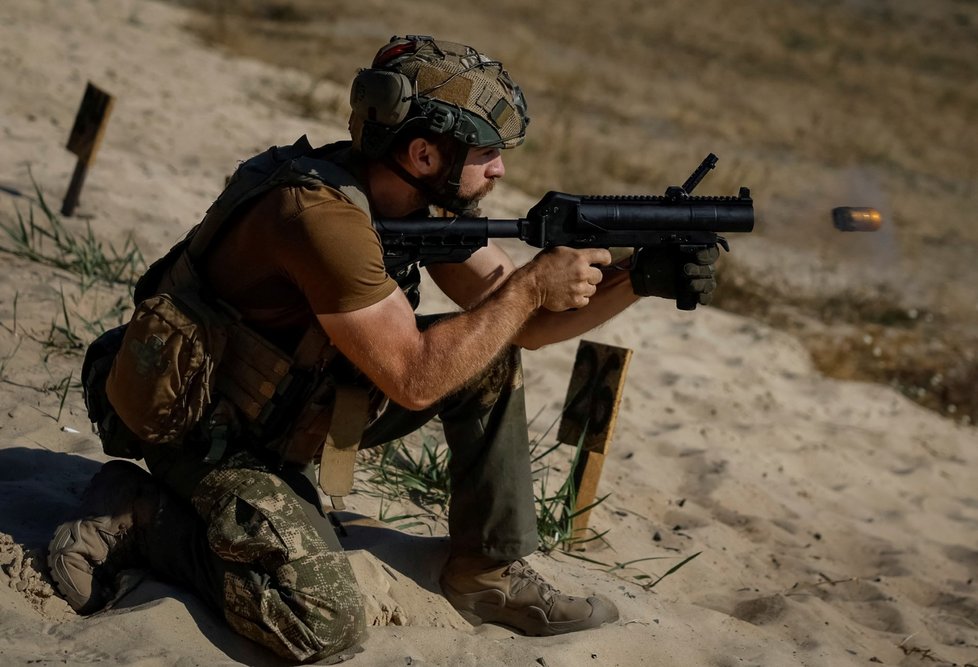 Ukrajinští vojáci se učí zacházet s různými druhy zbraní (29. 9. 2023).