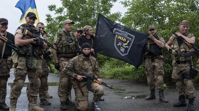 Vojáci ukrajinské armády pózují fotografovi. Právě mají za sebou dobytí Slavjansku
