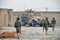 Čeští vojáci znovu hlídkují v Afghánistánu. Základnu opustili měsíc po smrti kamarádů