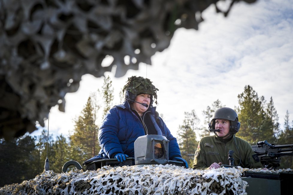 V rámci spojeneckého cvičení se v tanku projela také norská premiérka Erna Solbergová.