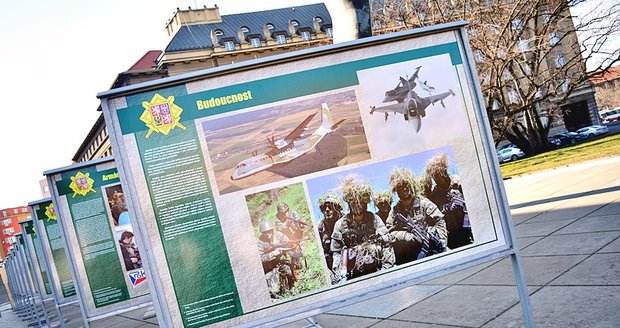 Výstava připomíná 25. výročí existence české armády. Objevíte ji před budovou Generálního štábu AČR na Vítězném náměstí  v Praze.