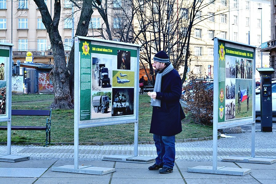 Výstava připomíná 25. výročí existence české armády. Objevíte ji před budovou Generálního štábu AČR na Vítězném náměstí  v Praze.