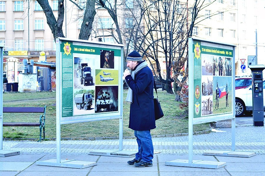 Výstava připomíná 25. výročí existence české armády. Objevíte ji před budovou Generálního štábu AČR na Vítězném náměstí  v Praze.