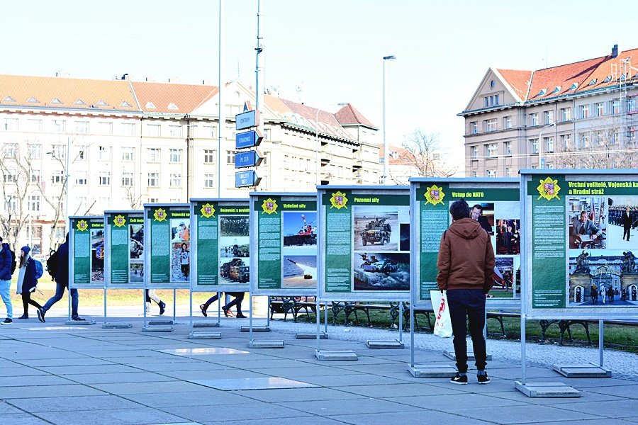 Výstava připomíná 25. výročí existence české armády. Objevíte ji před budovou Generálního štábu AČR na Vítězném náměstí  v Praze.