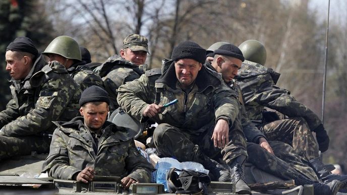 Vojáci z 25. brigády ukrajinské armády, kteří přešli k proruským separatistům ve Slavjansku na východě Ukrajiny.