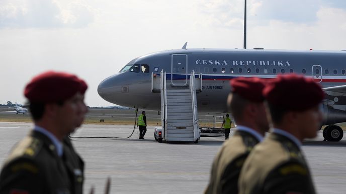 Na letišti v Praze Ruzyni přistál armádní speciál, který dovezl do vlasti těla tří českých vojáků zabitých při teroristickém útoku v Afghánistánu.