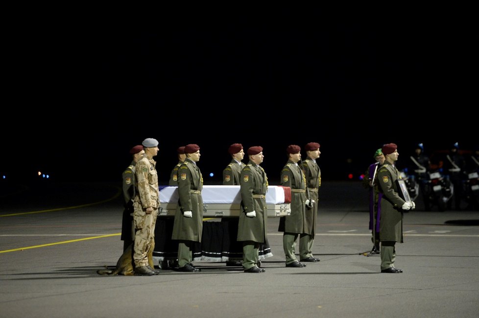 Loučení s vojákem Tomášem Procházkou, který padl v Afghánistánu. (25.10.2018)