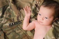 Fotka miminka zabaleného do uniformy vojáka dojímá internet. Jak vznikla?
