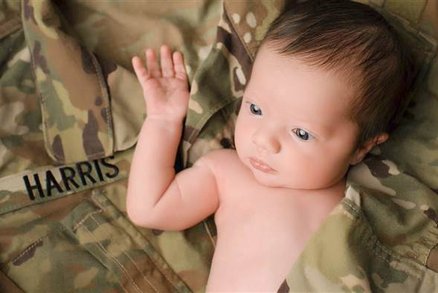 Fotka miminka zabaleného do uniformy vojáka dojímá internet. Jak vznikla? 