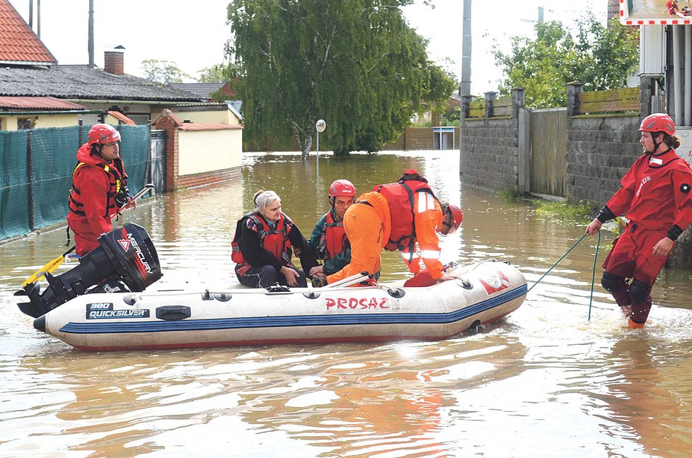 V Zálezlicích prchali před velkou vodou hlavně senioři