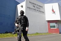 Strach ve Francii: Útočník pobodal hlídkujícího vojáka!
